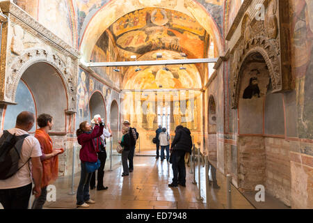 I visitatori nella chiesa di San Salvatore in Chora, il Museo Kariye o San Salvatore a Istanbul, Repubblica di Turchia Foto Stock