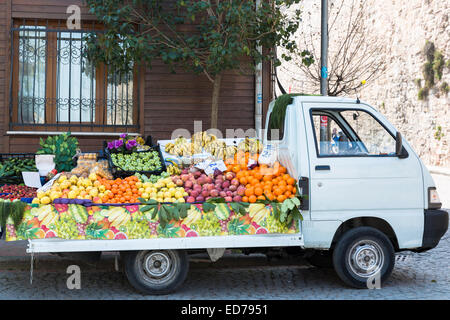 Mobile shop vende prodotti freschi locali di frutta e verdura in zona di Kariye Muzesi, Edirnekapi, Istanbul, Repubblica di Turchia Foto Stock