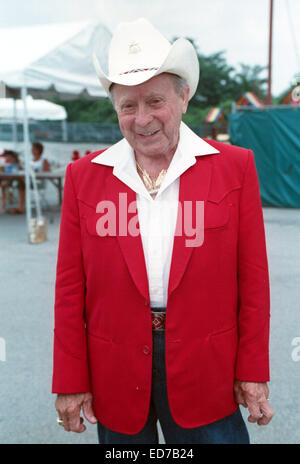 File. 29 dic 2014. Paese veterano star Jimmy Dickens, che ha girato 94, si trova in una area di Nashville ospedale.il Grand Ole Opry icona fu ammesso il giorno di Natale con una malattia non divulgabili in 'critical care." Nella foto - Jun 10, 2004 - Nashville, Tennessee, Stati Uniti - Musicista "poco Jimmy Dickens' partecipa nella città di speranza Celebrity Softball gioco che ha avuto luogo a Greer Stadium. © Jason Moore/ZUMA filo/ZUMAPRESS.com/Alamy Live News Foto Stock