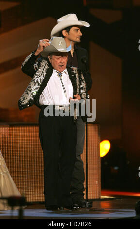 File. 29 dic 2014. Paese veterano star Jimmy Dickens, che ha girato 94, si trova in una area di Nashville ospedale.il Grand Ole Opry icona fu ammesso il giorno di Natale con una malattia non divulgabili in 'critical care." Nella foto - Nov 11, 2009 - Nashville, Tennessee, Stati Uniti - Little Jimmy Dickens consente a Brad Paisley che Taylor Swift dovrebbe vincere per video dell'anno su di lui durante un allegro momento al quarantatreesimo CMA annuale Premi mostra al Sommet Center. © Sanford Myers/l'Tennessean/ZUMAPRESS.com/Alamy Live News Foto Stock