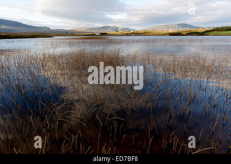 Loch Mealt risiede nel Trotternish sull'Isola di Skye in Scozia Foto Stock