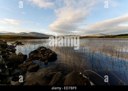 Loch Mealt risiede nel Trotternish sull'Isola di Skye in Scozia Foto Stock