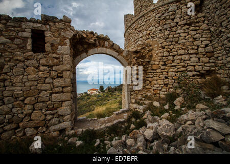 La porta nord del castello medievale di Astros Kynourias, costruita da Guglielmo Villehardouin nel 1256 annuncio che lo si è denominato Castello della Foto Stock
