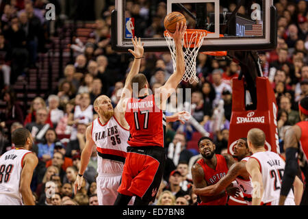 Portland, Oregon, Stati Uniti d'America. Il 30 dicembre, 2014. JONAS VALANCIUNAS (17) aziona verso il canestro. Il Portland Trail Blazers gioca il Toronto Raptors presso il Centro Moda su dicembre 30, 2014. Credito: David Blair/ZUMA filo/Alamy Live News Foto Stock