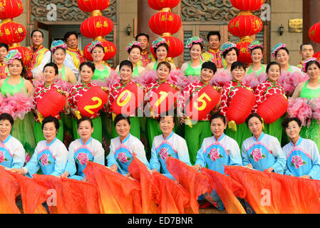 Handan cinese nella provincia di Hebei. 31 dic 2014. Le persone si radunano in un party per salutare il prossimo anno nuovo in Handan città del nord della Cina nella provincia di Hebei, Dic 31, 2014. Credito: Hu Qinghua/Xinhua/Alamy Live News Foto Stock