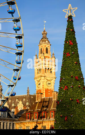 Lille, Pas de Calais, Francia. Ruota panoramica Ferris, Municipio e Torre di albero di Natale al mercatino di Natale Foto Stock