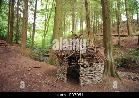 Rifugio sul vecchio lago a piedi alla Corte di Arlington, Barnstaple, Devon, Inghilterra, Regno Unito Foto Stock