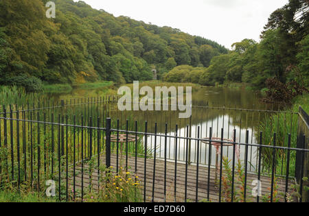 Chiusa sul Lago Inferiore, vecchio lago a piedi alla Corte di Arlington, Barnstaple, Devon, Inghilterra, Regno Unito Foto Stock