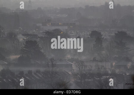 Wimbledon Londra,UK. Il 31 dicembre 2014. Regno Unito meteo. Flutti di vapore dal camino residenziale tetti in un freddo gelido mattina a Londra anche se le temperature sono attesi a salire con più mite previsioni meteo per i prossimi giorni di credito: amer ghazzal/Alamy Live News Foto Stock