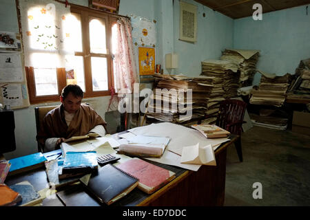 Jungshi carta fatta a mano in fabbrica, Thimphu, Bhutan, Asia Foto stock -  Alamy