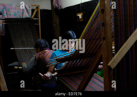 Un tessitore lavora su un tappeto tradizionale in città Di Thimphu in Bhutan Foto Stock