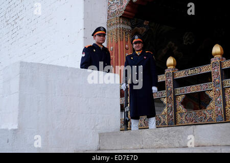 Le scentelle armate all'ingresso degli uffici governativi di Tashichho Dzong fortezza sede del governo del Bhutan dal 1952 e. attualmente ospita la sala del trono e gli uffici del re Ai margini della città di Thimphu la capitale Del Bhutan Foto Stock