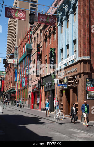 I pedoni a piedi lungo Little Bourke St: Melbourne Victoria Australia Foto Stock