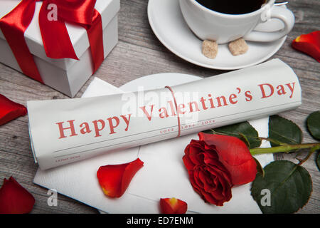 " Buon San Valentino" sul giornale, la tazza di caffè e presente
