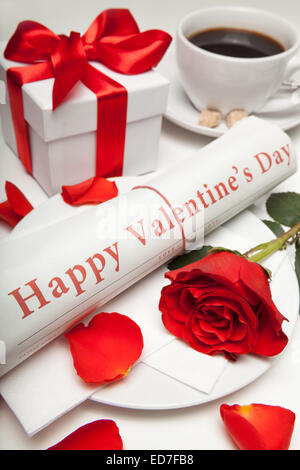 " Buon San Valentino" giornale, red rose, presente casella e tazza di caffè