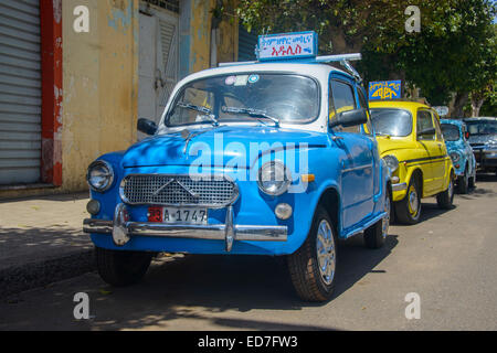 Vecchia Fiat 500, ora vetture di una scuola guida, Asmara, Eritrea Foto Stock