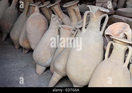 Pottery rilasciato da scavi di Pompei, Italia Foto Stock