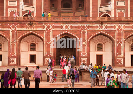 Visitatori indiano all'ingresso per la tomba di Humayun, Sito Patrimonio Mondiale dell'UNESCO, Delhi, India Foto Stock