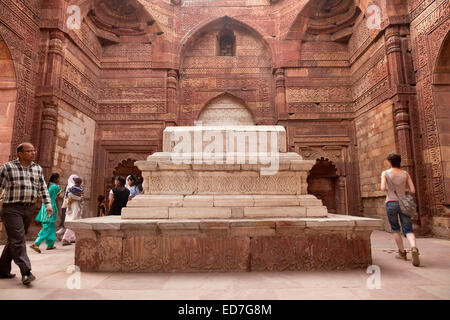 Tomba e il cenotafio a Iltutmish Tomba di Qutub Minar complesso o complesso di Qutb, Sito Patrimonio Mondiale dell'UNESCO, Delhi, India Foto Stock