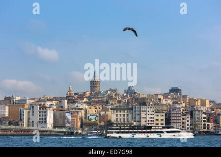 Skyline cityscape di Karakoy, Torre Galata e Beyoglu con traghetto sul Fiume sul Bosforo, Istanbul, Repubblica di Turchia Foto Stock