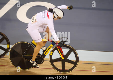 Shuang Guo celebra vincendo le donne Keirin durante la terza giornata del ciclismo su pista di Coppa del Mondo a Lee Valley Velopark a Stratford, Londra. Dicembre 7th, 2014. Robbie Stephenson / immagini con teleobiettivo Foto Stock