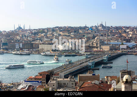 Yeni Camii, la Grande Moschea e la Moschea Blu dietro, Hagia Sophia (sinistra) Golden Horn traghetti fiume sul Bosforo, Istanbul, Turchia Foto Stock