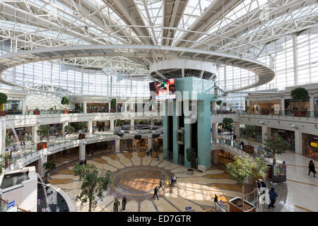 Negozi di lusso a Istinye Park shopping center mall vicino a Levent distretto finanziario e degli affari, Istanbul, Repubblica di Turchia Foto Stock