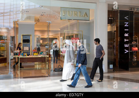 Gli amanti dello shopping a Istinye Park shopping center mall vicino a Levent quartiere finanziario e commerciale di Istanbul, Turchia Foto Stock