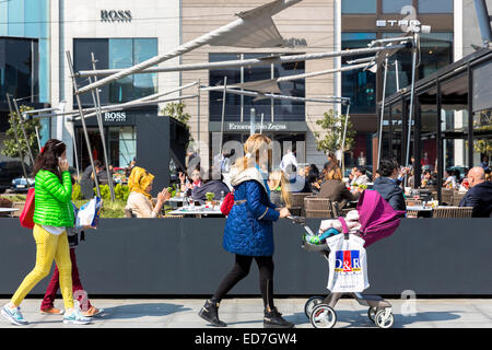 Donne e cafe a Istinye Park shopping center mall vicino a Levent distretto finanziario e degli affari di Istanbul, Turchia Foto Stock