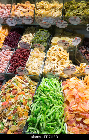 La frutta secca e i dolci in Misir Carsisi Bazaar Egiziano cibo e al mercato delle spezie di Istanbul, Turchia Foto Stock