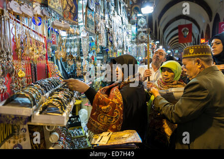 Shopper gioielleria viste sul display per la vendita nel Misir Carsisi Bazaar Egiziano cibo e al mercato delle spezie di Istanbul, Turchia Foto Stock