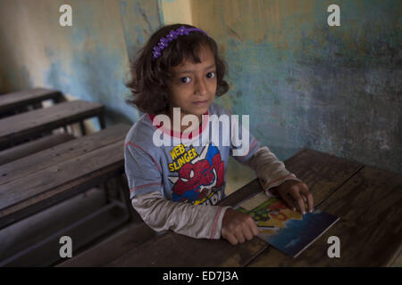 Dacca in Bangladesh. 31 dic 2014. La scuola dei bambini più vicino al riciclaggio delle navi cantiere in Dhaka.Ci sono più di 35 cantieri navali nel vecchio Dhakas Keraniganj area nella banca del fiume Burigonga, dove le navi di piccole dimensioni, lancia e vaporizzatori sono costruiti e riparati intorno all'orologio.circa quindicimila persone lavorano in condizioni estremamente pericolose guadagnare Tk. 300-400 BDT (1 USD = 78 BDT) come essi non ottieni un ingranaggio di sicurezza dal dock proprietari e gli incidenti sono comuni.La maggior parte dei cantieri privati utilizzare la piastra, motore, organo e macchinari della vecchia nave mercantile raccolti da molte di riciclaggio delle navi industrie situate Foto Stock