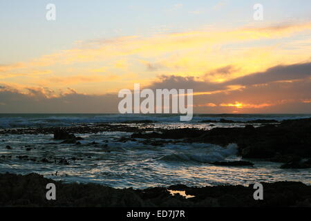 Il tramonto visto da una spiaggia vicino Klipgat Cave a De Kelders in Gans Bay Foto Stock