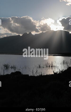 Sun impostazione sulla diga Theewaterskloof Foto Stock