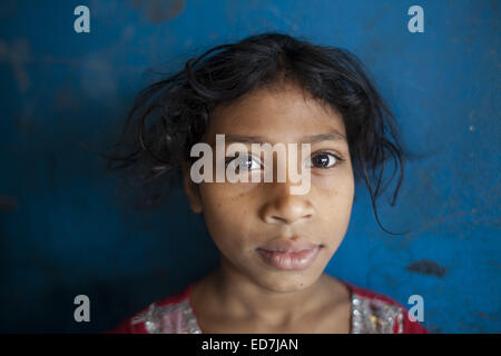 Dacca in Bangladesh. 31 dic 2014. La scuola dei bambini più vicino al riciclaggio delle navi cantiere in Dhaka.Ci sono più di 35 cantieri navali nel vecchio Dhakas Keraniganj area nella banca del fiume Burigonga, dove le navi di piccole dimensioni, lancia e vaporizzatori sono costruiti e riparati intorno all'orologio.circa quindicimila persone lavorano in condizioni estremamente pericolose guadagnare Tk. 300-400 BDT (1 USD = 78 BDT) come essi non ottieni un ingranaggio di sicurezza dal dock proprietari e gli incidenti sono comuni.La maggior parte dei cantieri privati utilizzare la piastra, motore, organo e macchinari della vecchia nave mercantile raccolti da molte di riciclaggio delle navi industrie situate Foto Stock