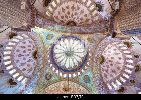 Abbellito ornato delle cupole della moschea Blu, Sultanahmet Camii o Sultan Ahmed moschea di Istanbul, Repubblica di Turchia Foto Stock