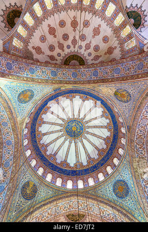 Abbellito ornato delle cupole della moschea Blu, Sultanahmet Camii o Sultan Ahmed moschea di Istanbul, Repubblica di Turchia Foto Stock