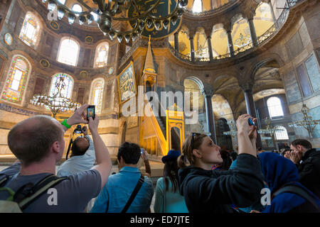 I turisti a Hagia Sophia, Ayasofya Muzesi, museo della moschea utilizzando gli smartphone a prendere le fotografie in Istanbul, Repubblica di Turchia Foto Stock