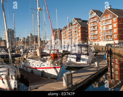 Marina e nuovi appartamenti nella Darsena, Ipswich, Suffolk, Inghilterra, Regno Unito Foto Stock