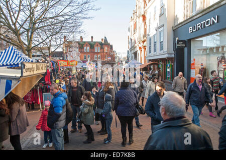 Una folla di gente che lo shopping di Natale nel centro di Ipswich, Suffolk, Inghilterra, Regno Unito Foto Stock