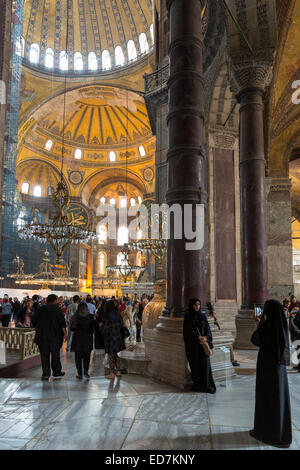 Le donne musulmane a Hagia Sophia Ayasofya moschea Muzesi museum di niquab utilizza lo smartphone per fotografare Istanbul, Turchia Foto Stock