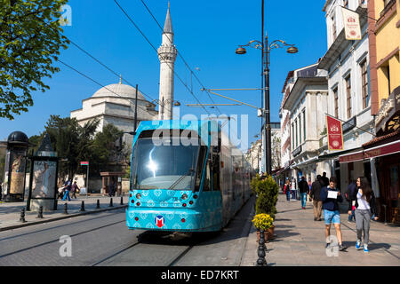 Pubblica il sistema tram, strada e scene di strada nel quartiere di Sultanahmet di Istanbul Old Town, Repubblica di Turchia Foto Stock