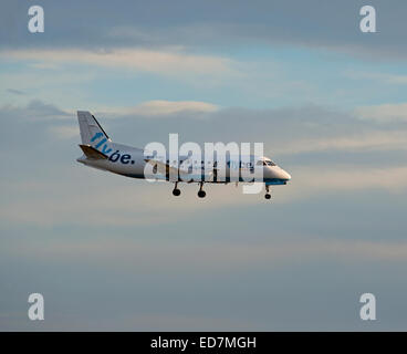 Saab 340B Flybe British European (Loganair) G-LGND avvicinando Aberdeen Dyce Airport nel nord est della Scozia. SCO Foto Stock