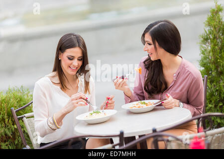 Piuttosto giovani donne a pranzo nel ristorante Foto Stock