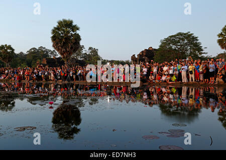 I turisti affollano il giro del lago a Angkor Wat per guardare sunrise Foto Stock
