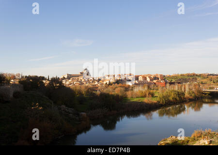 Vista di Toledo, Castilla-la Mancha, accanto al fiume Tago. Foto Stock