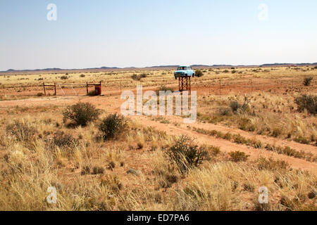 Ingresso frisky firmare una vecchia Fiat abbandonati nel grande spazio aperto di un grande albergo e agriturismo vicino a Upington Northern Cape Sud Africa Foto Stock