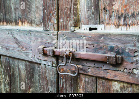 Catenaccio su una vecchia porta di legno Foto Stock