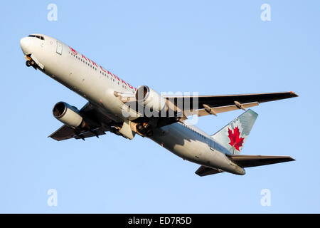 Air Canada Boeing 767-300 si arrampica lontano dalla pista 27L all'aeroporto di Londra Heathrow. Foto Stock