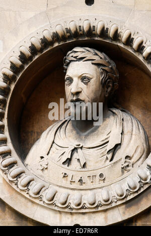 Plato Inset scultura nella parete di Wollaton Hall di Nottingham Plato 428/427 o 424/423 BC - 348/347 BC) fu un filosofo un Foto Stock